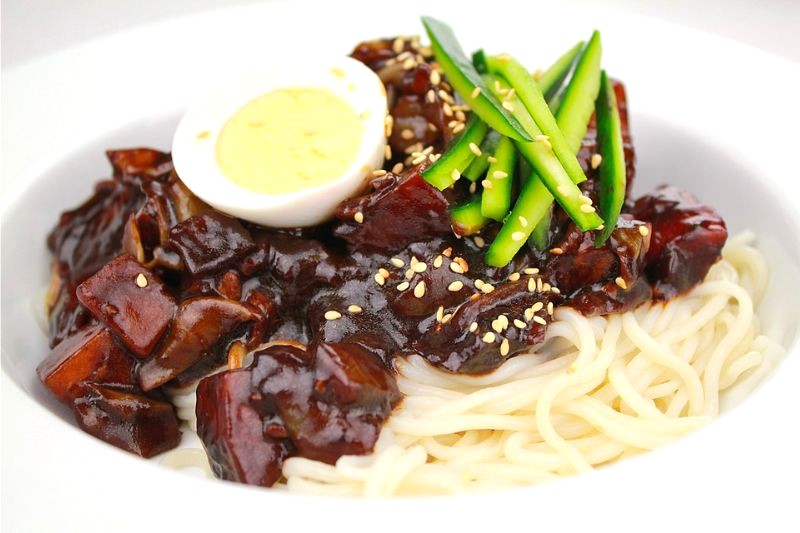 Jajangmyeon là món mì Hàn Quốc được du khách yêu thích.