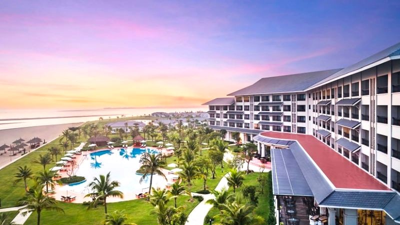 Meliá Vinpearl Resort: Biển Cửa Hội trước mắt.