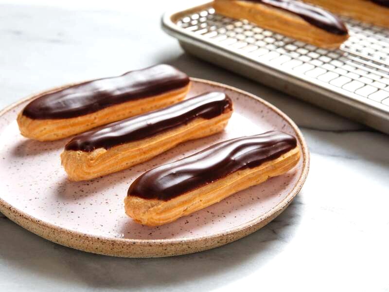 Éclair: bánh su dài nhân kem.