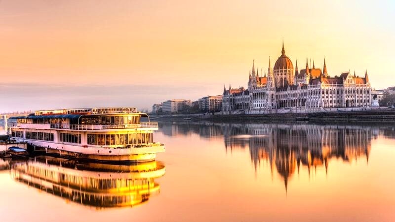 Budapest, thủ đô Hungary, là thiên đường du lịch với cảnh quan tuyệt đẹp của châu Âu.