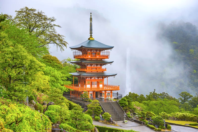 Di sản UNESCO Đền Seiganto, với thác Nachi hùng vĩ phía sau, tại tỉnh Wakayama. (Ảnh: SeanPavonePhoto)