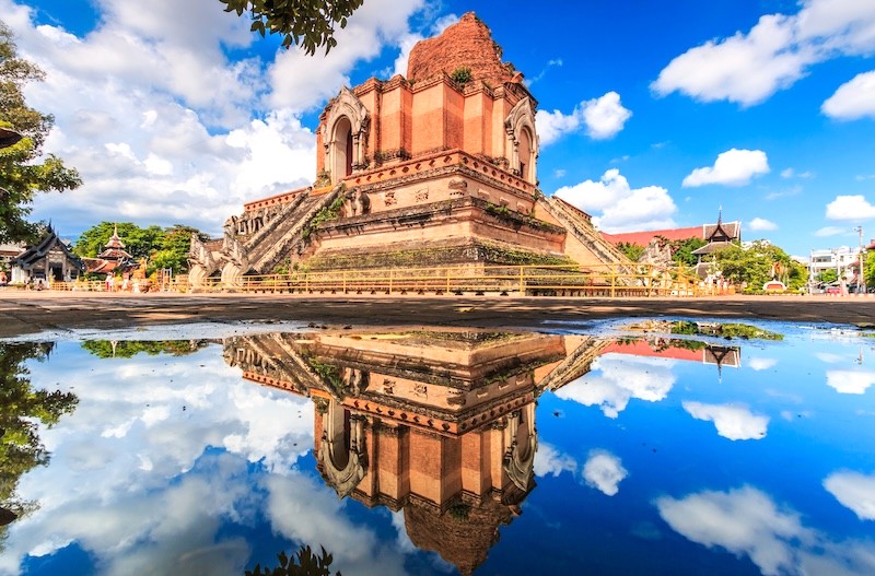 Wat Chedi Luang, xây dựng từ năm 1431 đến 1471 dưới thời vua Sean Muang Ma, là một trong bốn ngôi chùa cổ kính và linh thiêng nhất Chiang Mai.