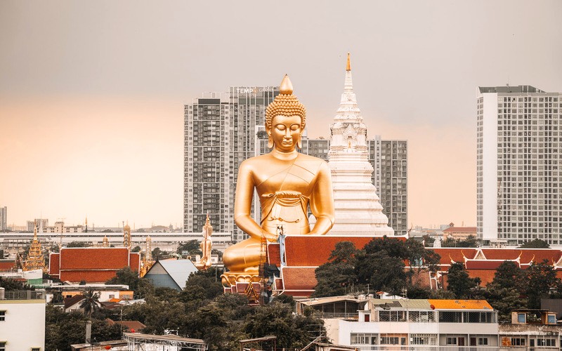 Tượng Phật Wat Paknam sừng sững giữa lòng Bangkok.