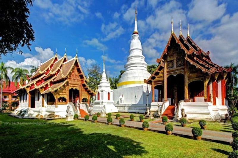 Nằm ẩn mình trong núi phía Bắc Chiang Mai, Wat Phra Singh là ngôi chùa cổ linh thiêng của Thái Lan, được xây dựng từ năm 1345.