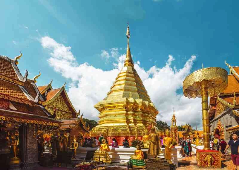 Wat Phra That Doi Suthep, tọa lạc trên đỉnh Doi Suthep ở ngoại ô Chiang Mai, là điểm du lịch nổi tiếng.