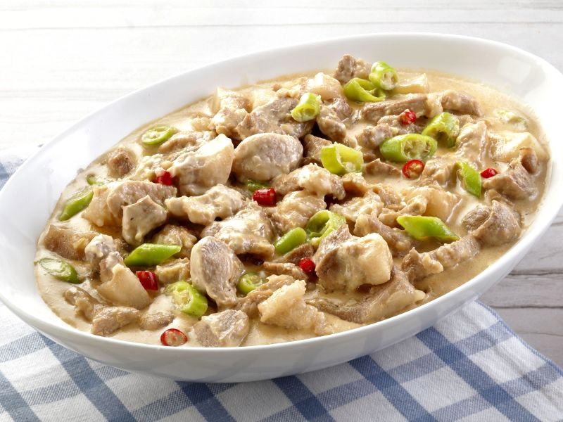 Bicol Express: Cay nồng hòa quyện béo ngậy nước cốt dừa, tạo nên hương vị độc đáo.