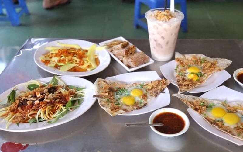 Bánh tráng kẹp dì Hoa, thương hiệu Đà Nẵng, nay có mặt ở Sài Gòn.