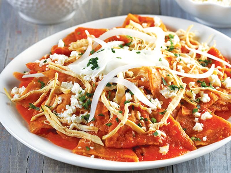 Chilaquiles là món bánh ngô giòn rắc salsa cay.