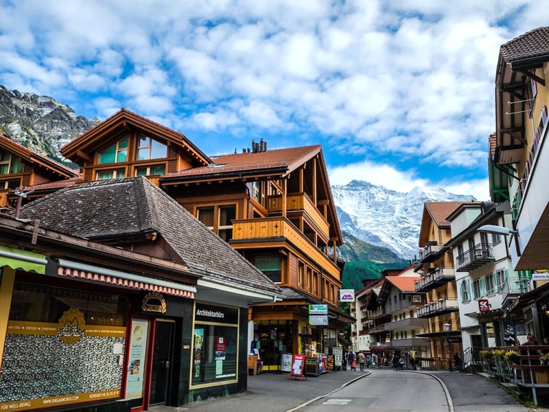 Wengen thanh bình dưới chân Jungfrau.