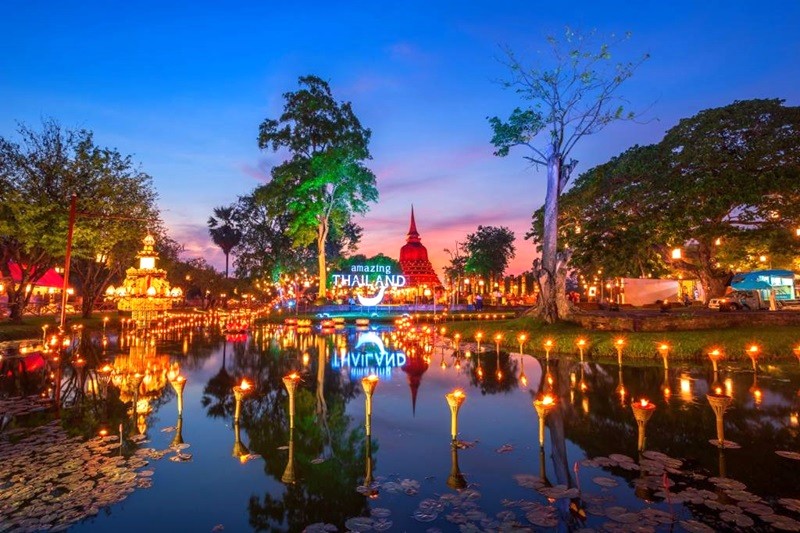 Lễ hội Nến & Sukhothai Loy Krathong rực rỡ với trình diễn ánh sáng.