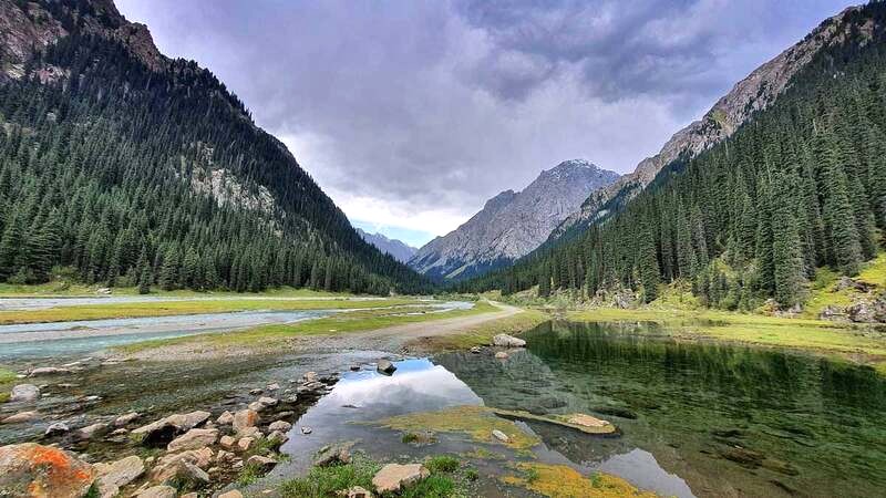 Kyrgyzstan, viên ngọc ẩn giấu của Trung Á, nơi núi chạm mây, hồ in bóng trời.