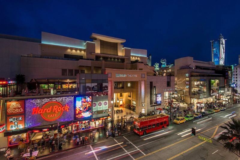 Hollywood & Highland Center: Nơi hội tụ thời trang cao cấp và ẩm thực đa dạng.