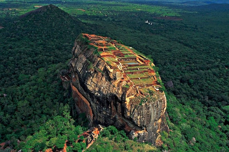 Pháo đài đá Sigiriya (Lion Rock), được mệnh danh là kỳ quan thứ tám của thế giới, là cung điện kiên cố được xây dựng vào năm 480 sau công nguyên.