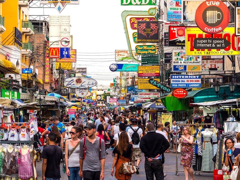 Khaosan, điểm hẹn cho những ai muốn hòa mình vào nhịp sống sôi động của Bangkok về đêm.