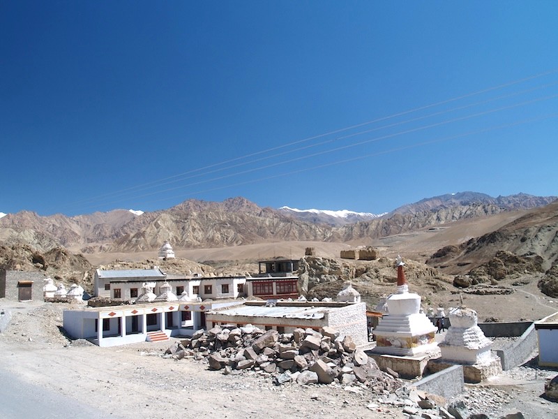 Nằm ẩn mình nơi cuối cao tốc Srinagar - Leh Ladakh, Tu viện Alchi vẫn giữ trọn nét thanh bình, bất chấp dòng chảy thời gian.