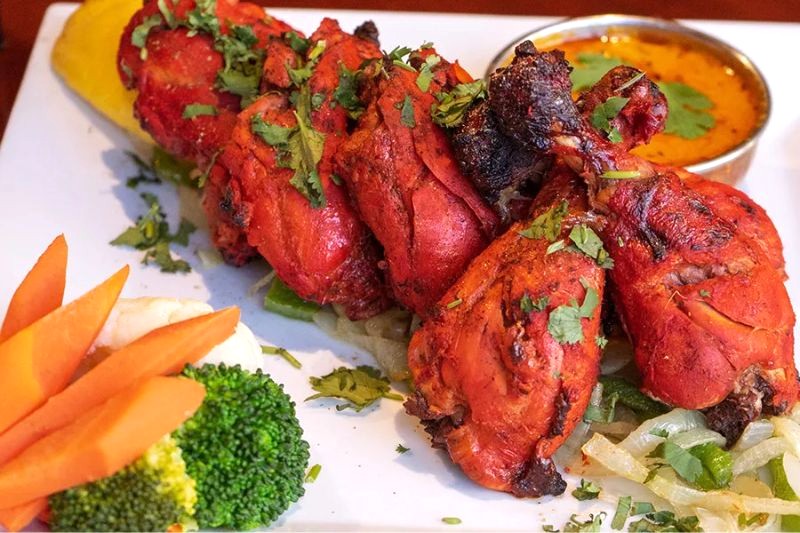 Gà Tandoori nướng trong lò đất nung.