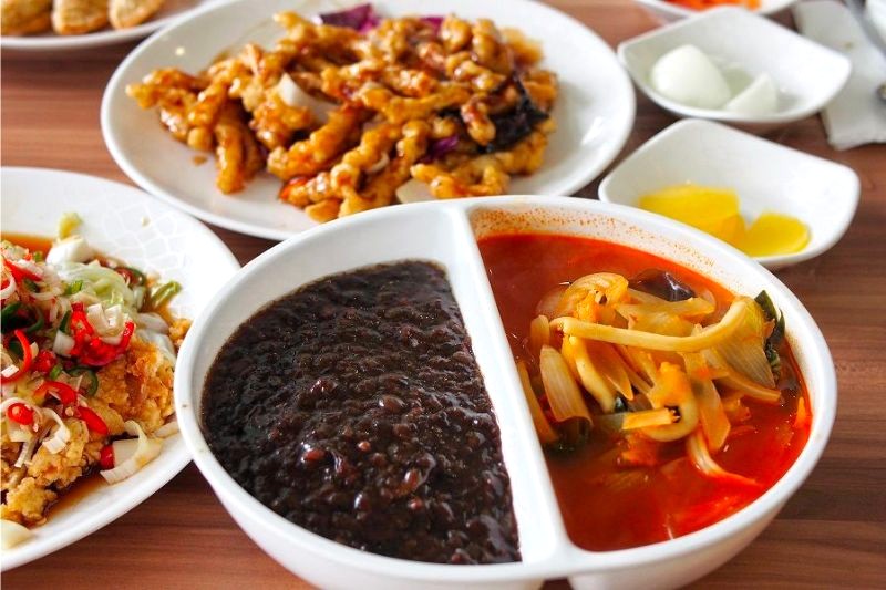 Jjamjamyeon: Jamppong & Jajangmyeon kết hợp.