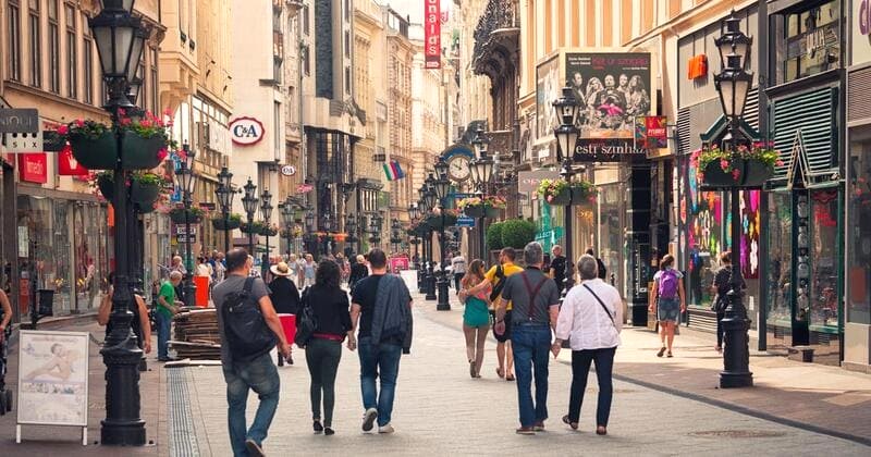 Váci utca: Phố mua sắm dành cho người đi bộ ở Budapest.