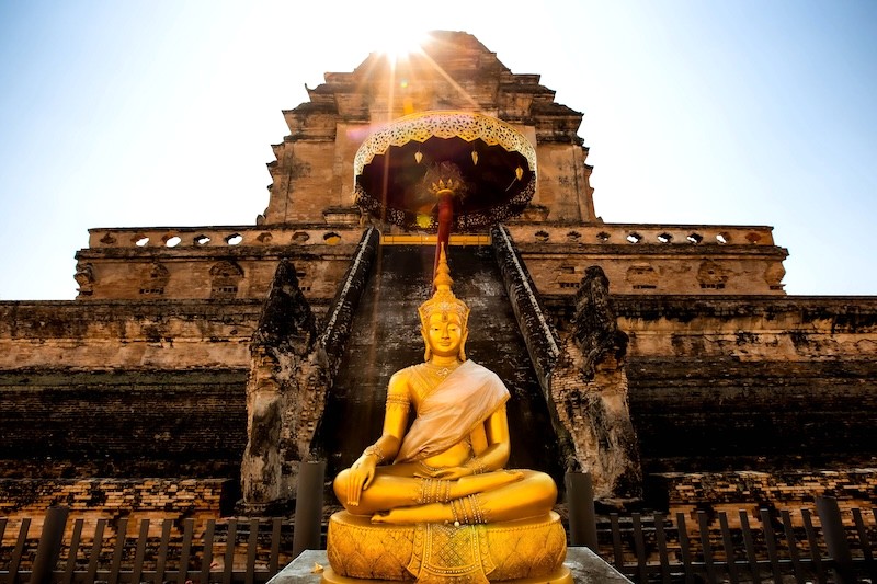 Wat Chedi Luang còn lưu giữ những bức tượng đồng độc đáo, thể hiện tài năng của nghệ nhân xưa.