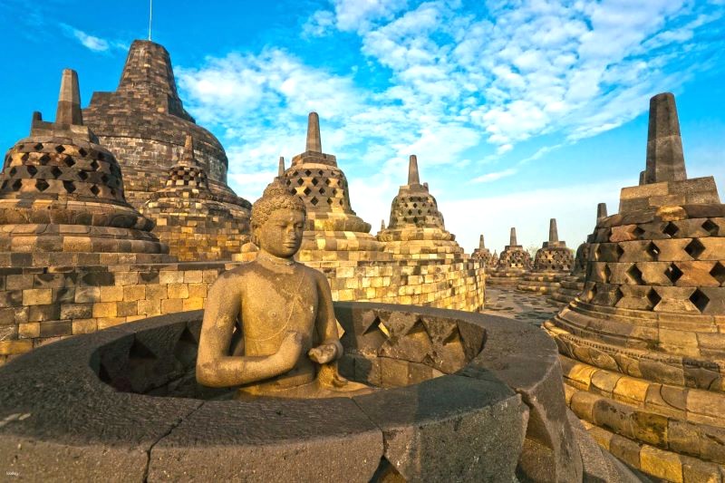 Borobudur, di sản thế giới UNESCO, là ngôi chùa Phật giáo cổ kính.