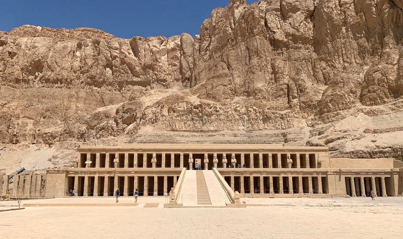 Đền Hatshepsut nổi bật với kiến trúc ba tầng bậc thang độc đáo.