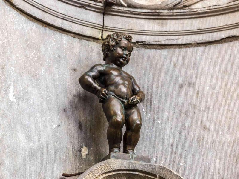 Bức tượng Manneken Pis nổi tiếng ở Brussels. (Ảnh: AESU)