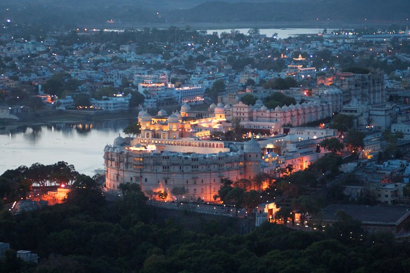 Udaipur lung linh về đêm.