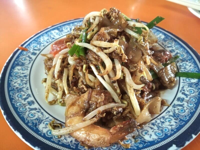 Seng Loong (Thành Long) nổi tiếng với Char Kway Teow độc đáo, kết hợp nguyên liệu truyền thống.