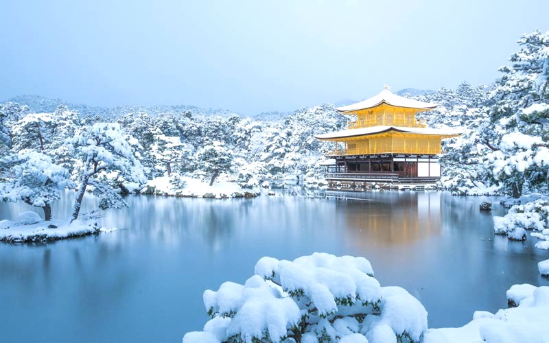 Kinkakuji im lìm giữa tuyết trắng.