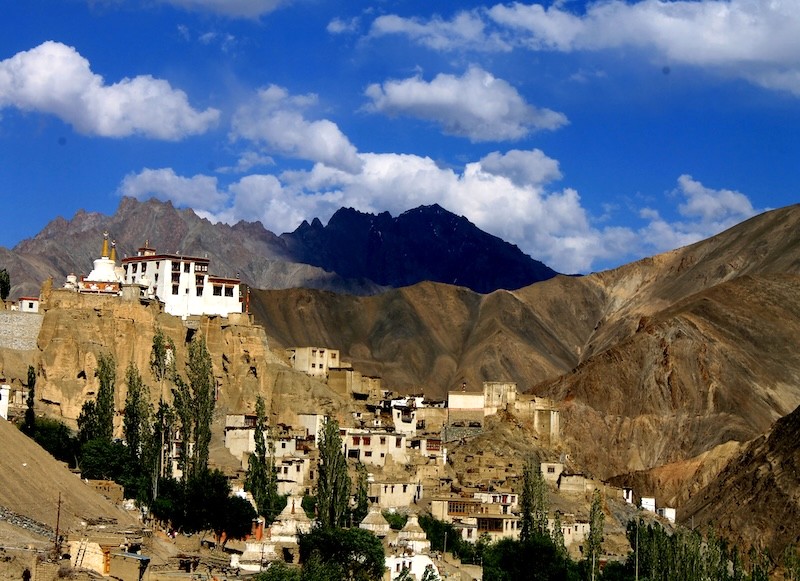 Tu viện Lamayuru ở Leh Ladakh, được xây dựng từ thế kỷ 11, là một trong những tu viện lâu đời nhất.