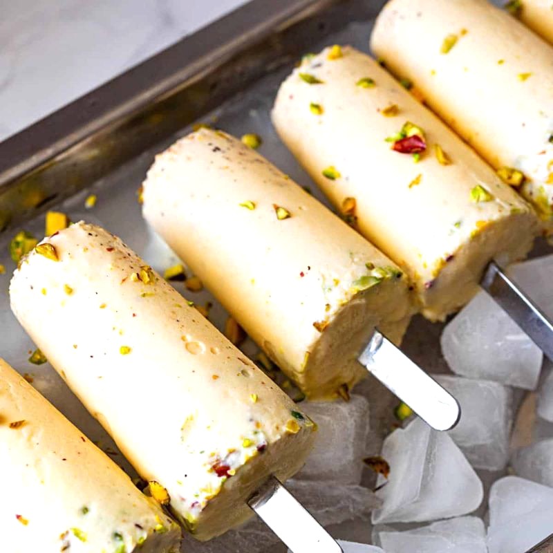 Kulfi là kem sữa đặc, đường, hạt.