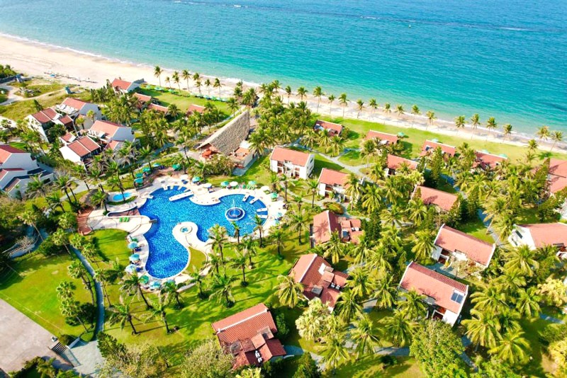 Biển Cửa Đại tuyệt đẹp, Palm Garden Resort chào đón bạn.