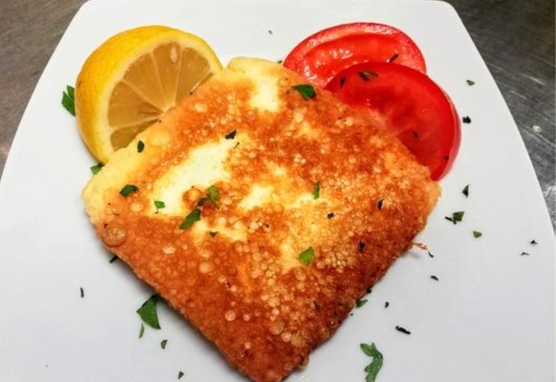 Thưởng thức Saganaki béo ngậy.