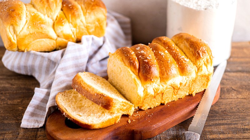 Brioche là món bánh mì phổ biến cho bữa sáng Pháp.