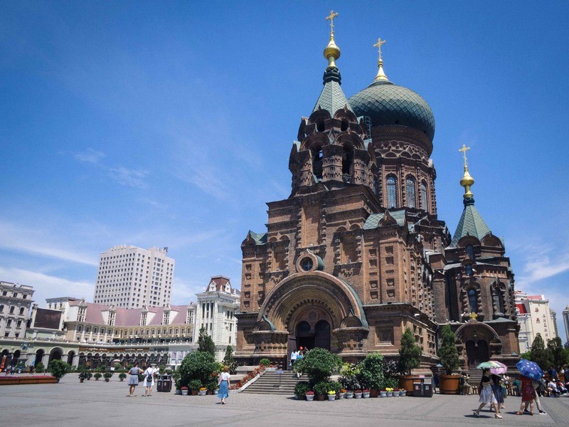 Nhà thờ Saint Sophia, được xây dựng năm 1907 và mở rộng năm 1932, là nhà thờ Chính thống lớn nhất ở Viễn Đông, phục vụ đời sống tinh thần của cộng đồng 100.000 người Nga định cư.