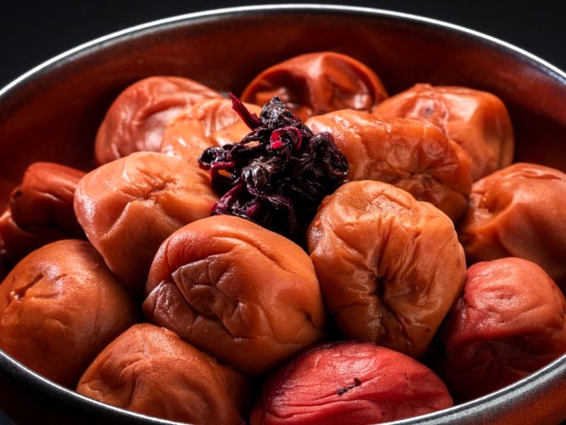 Umeboshi: giảm mệt mỏi, giải rượu, chữa cảm lạnh, kháng khuẩn, hỗ trợ tiêu hóa. (Ảnh: kuppa_rock)