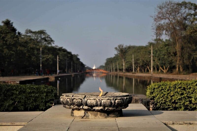 Sông Lumbini tĩnh lặng, điểm khám phá hấp dẫn.