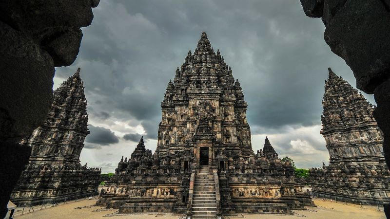 Quần thể đền Prambanan: Kiến trúc Hindu giáo tinh xảo.