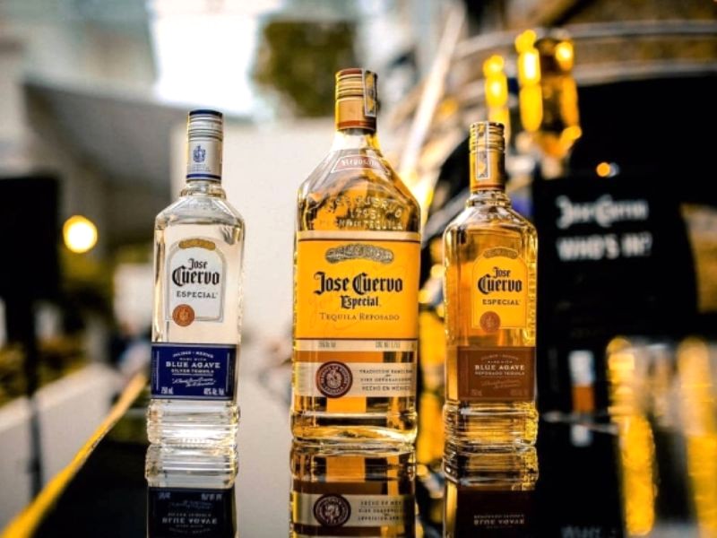 Tequila mê hoặc với hương vị mạnh mẽ, chua giòn, cay nồng và đậm đà gia vị.