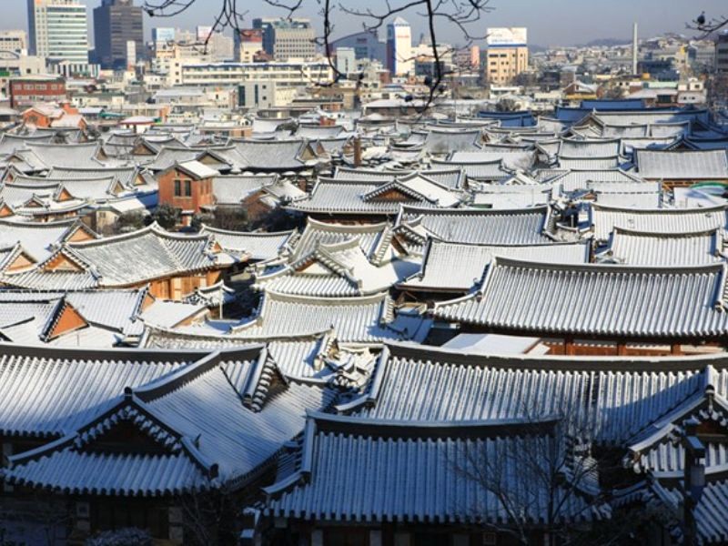 Làng cổ Jeonju phủ tuyết trắng. (Ảnh: AlongWalker)