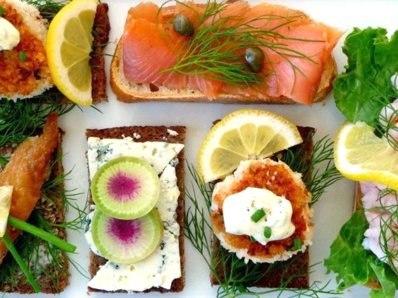 Smørrebrød thường được dùng cho bữa sáng hoặc trưa.