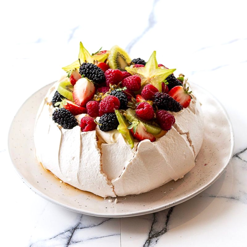 Pavlova: Bánh kem meringue với trái cây tươi.