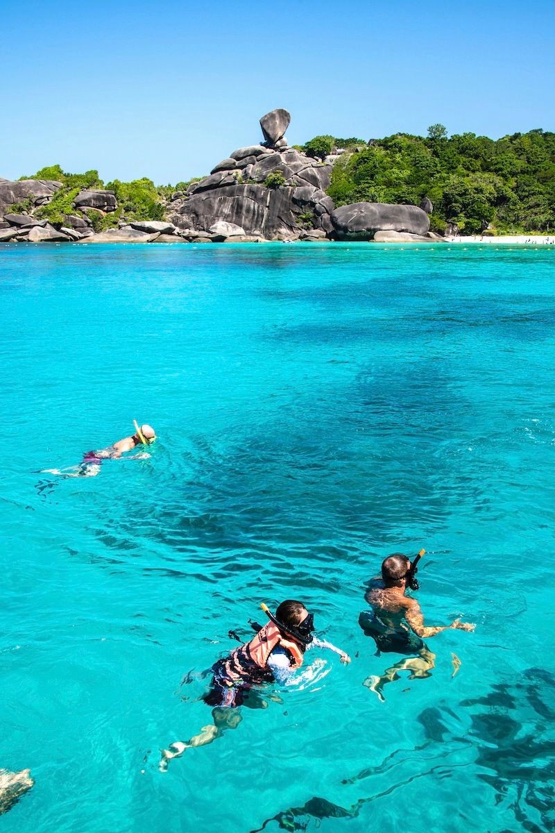 Lặn với ống thở ở Koh Similan là trải nghiệm tuyệt vời.