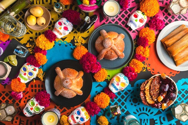 Bánh mì người chết là món ăn truyền thống Día de Muertos.