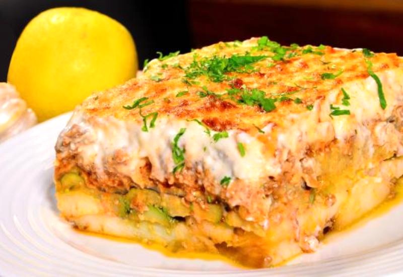 Moussaka hấp dẫn với cách trang trí đẹp mắt.