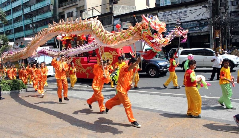 Bangkok rộn ràng diễu hành, múa lân sư rồng đầu năm.