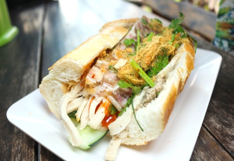 Bánh mì nhân sợi nhỏ, ăn rất ngon.