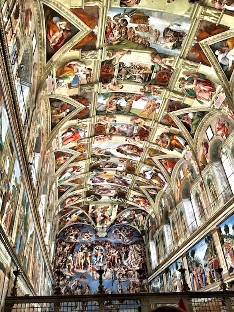 Hoàn thành năm 1480, Nhà nguyện Sistine nổi tiếng với những tác phẩm nghệ thuật của Michelangelo và Raphael, tái hiện cuộc đời của Mô-sê, Chúa Jesus và Đức Giáo Hoàng Sixtus IV.