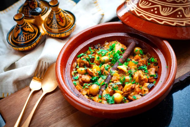 Tagine truyền thống, nấu trong nồi đất hình chóp.