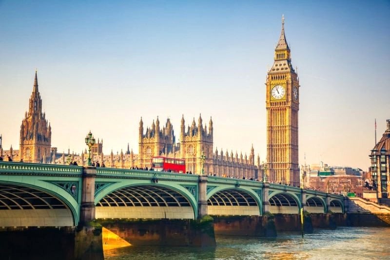 Big Ben, biểu tượng lịch sử, là điểm nhấn du lịch Anh.